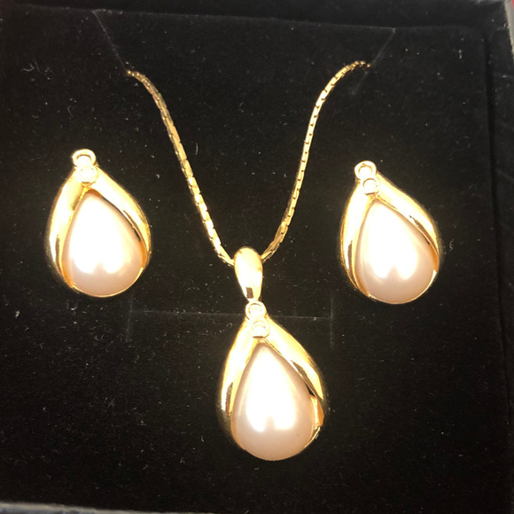 Avon Gold Faux Pearl Necklace & Matching Earrings - Picture 4 of 5